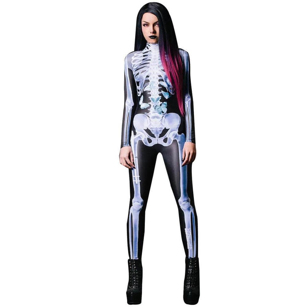 Vrouw met zwart en rood lang haar draagt een 3D skeletoutfit met zwarte hoge veterschoenen.