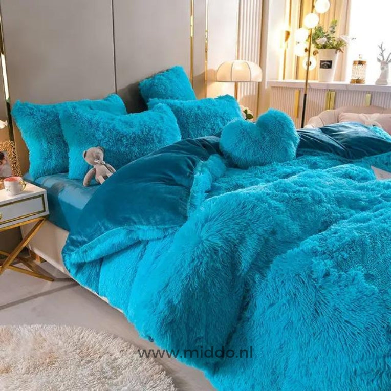 Foto van 5 set licht blauw fluffy fleece beddengoed met gratis hartjes kussen netje opgemaakt op bed met kleine grijze knuffelbeer.
