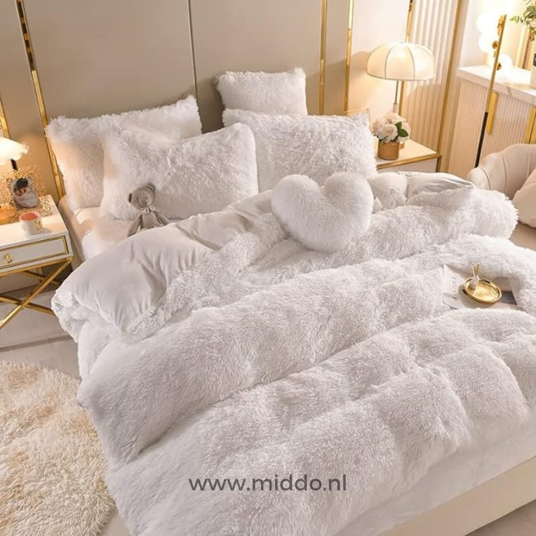 Foto van 5 set wit fluffy fleece beddengoed met gratis hartjes kussen netje opgemaakt op bed met kleine grijze knuffelbeer.