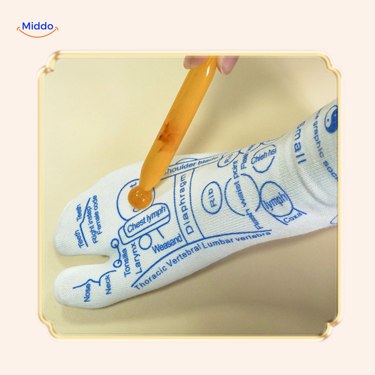 Acupoint Sokken gebruiken met handen voor therapie www.middo.nl