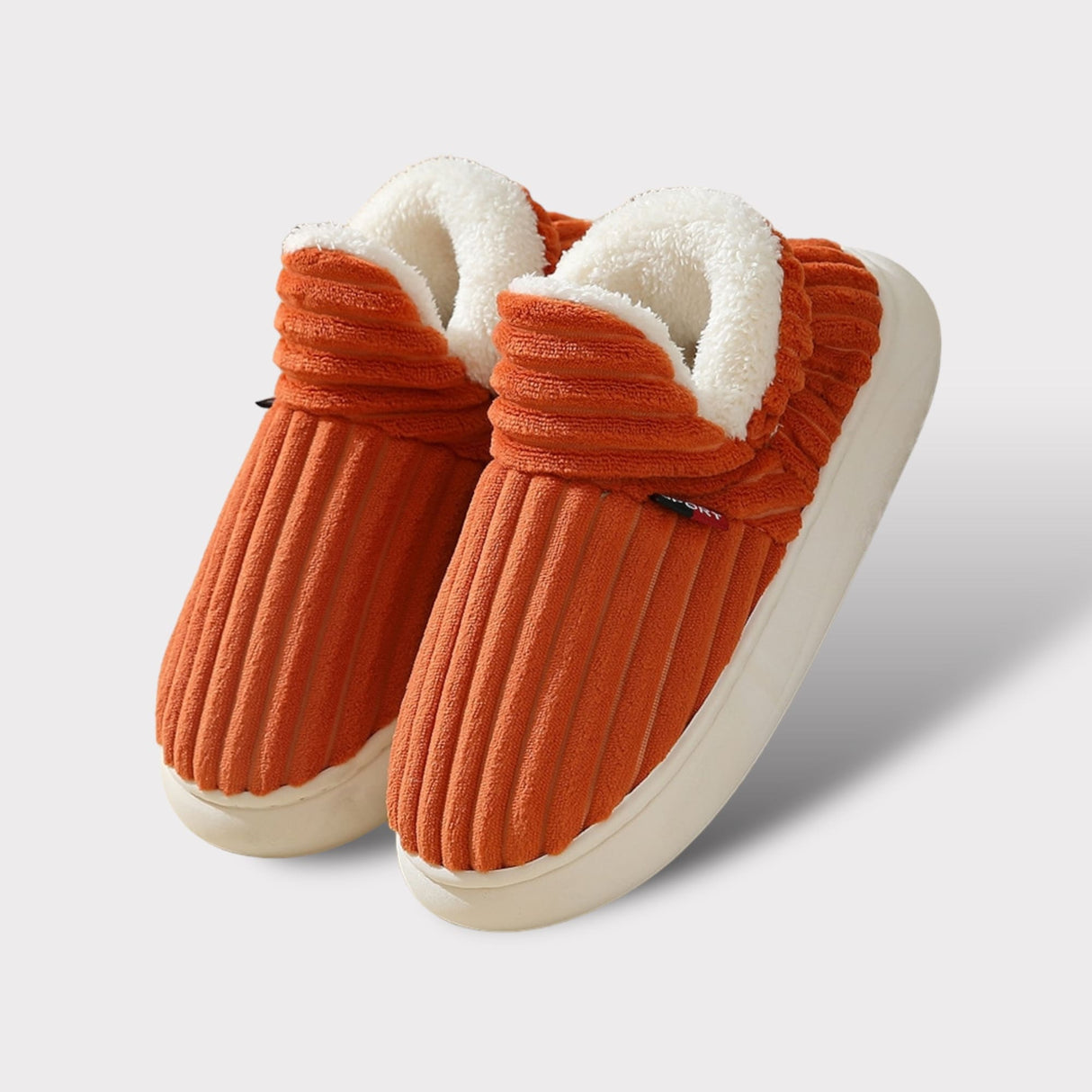 Oranje comfort fleece pantoffels met witte fleece voering en witte rubberen zool.