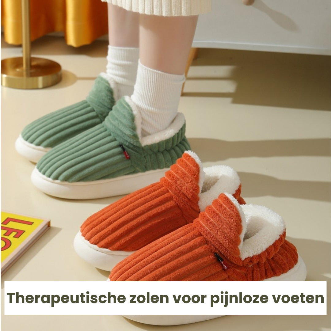 Persoon draagt groene en oranje CozyComfort pantoffels met witte fleece voering voor therapeutisch comfort