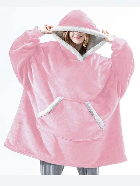 Persoon draagt een lichtroze Sherpa Fleece XXL hoodie met witte rand.