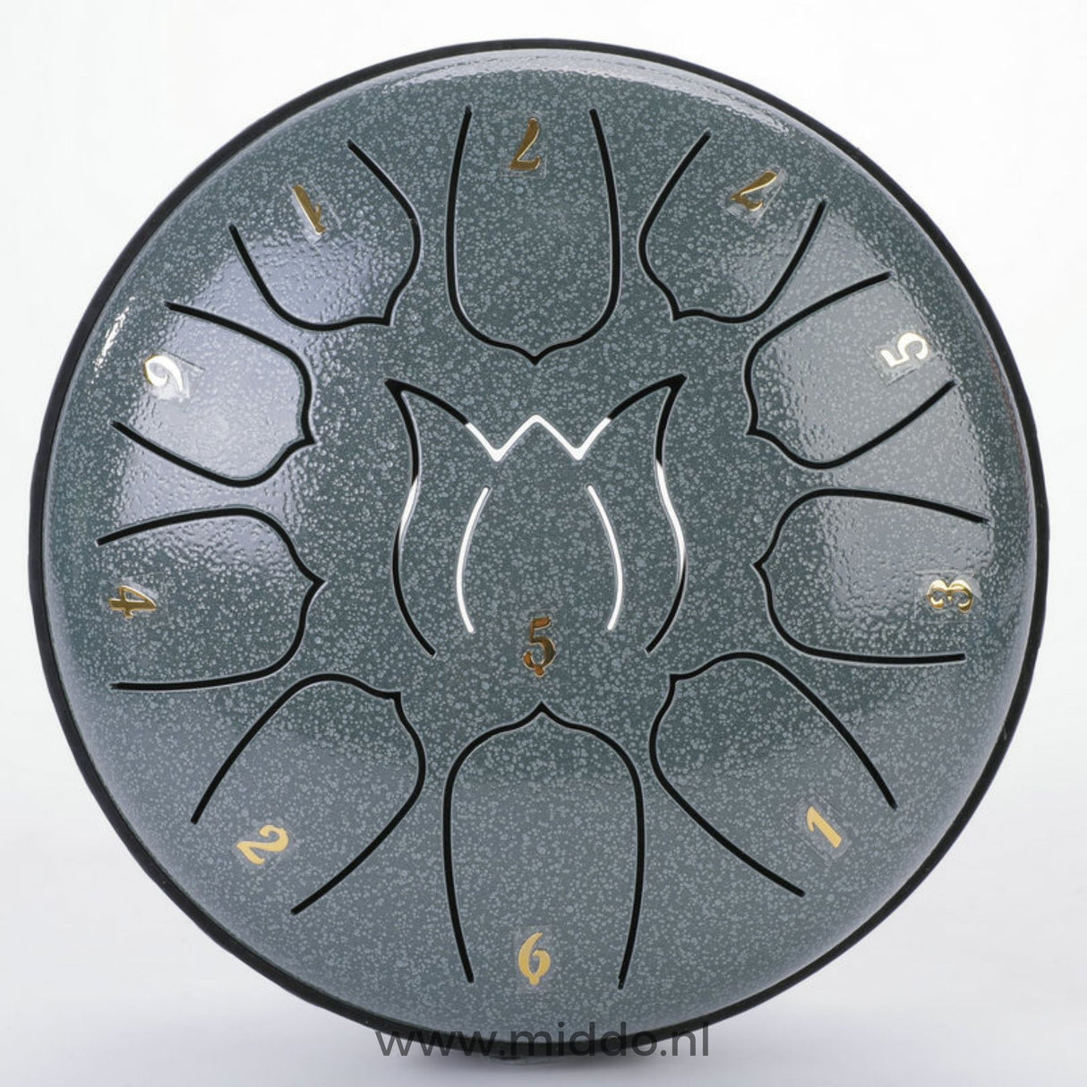 Groene steel tongue drum van 15 cm met cijfers op een witte achtergrond