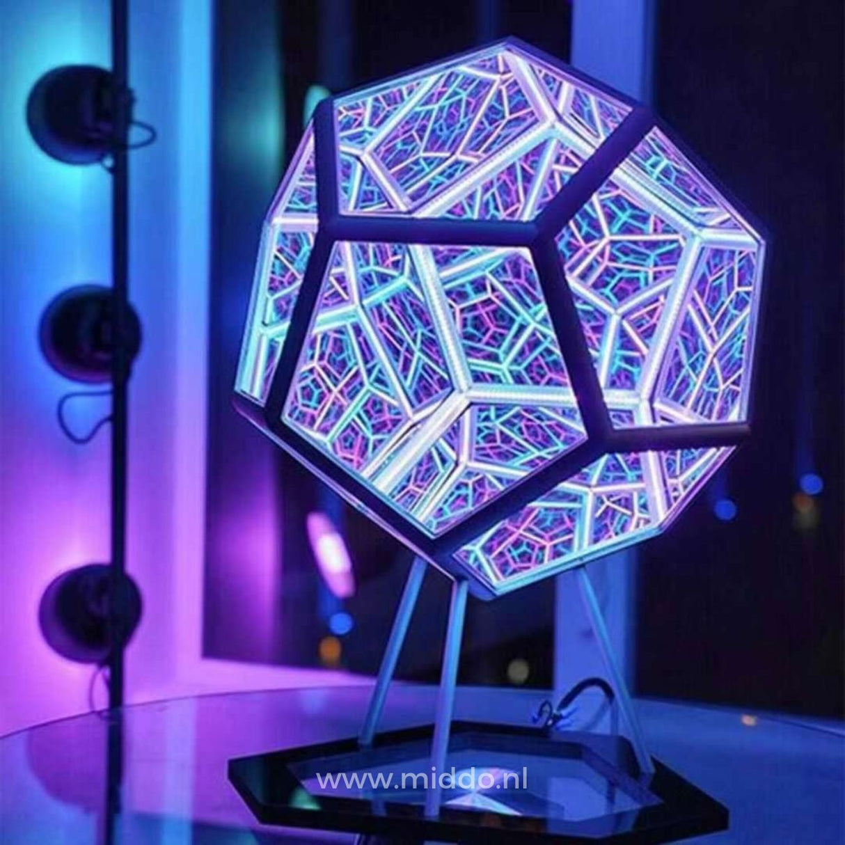 Infinity Light op een bureau met veelkleurige verlichting.