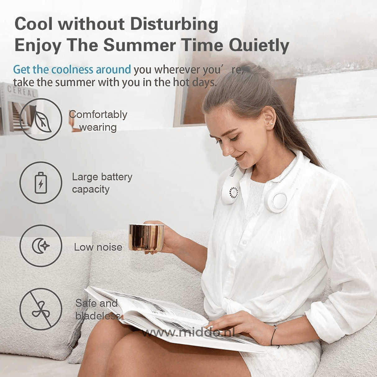 Vrouw leest boek met comfortabele draagbare nekventilator