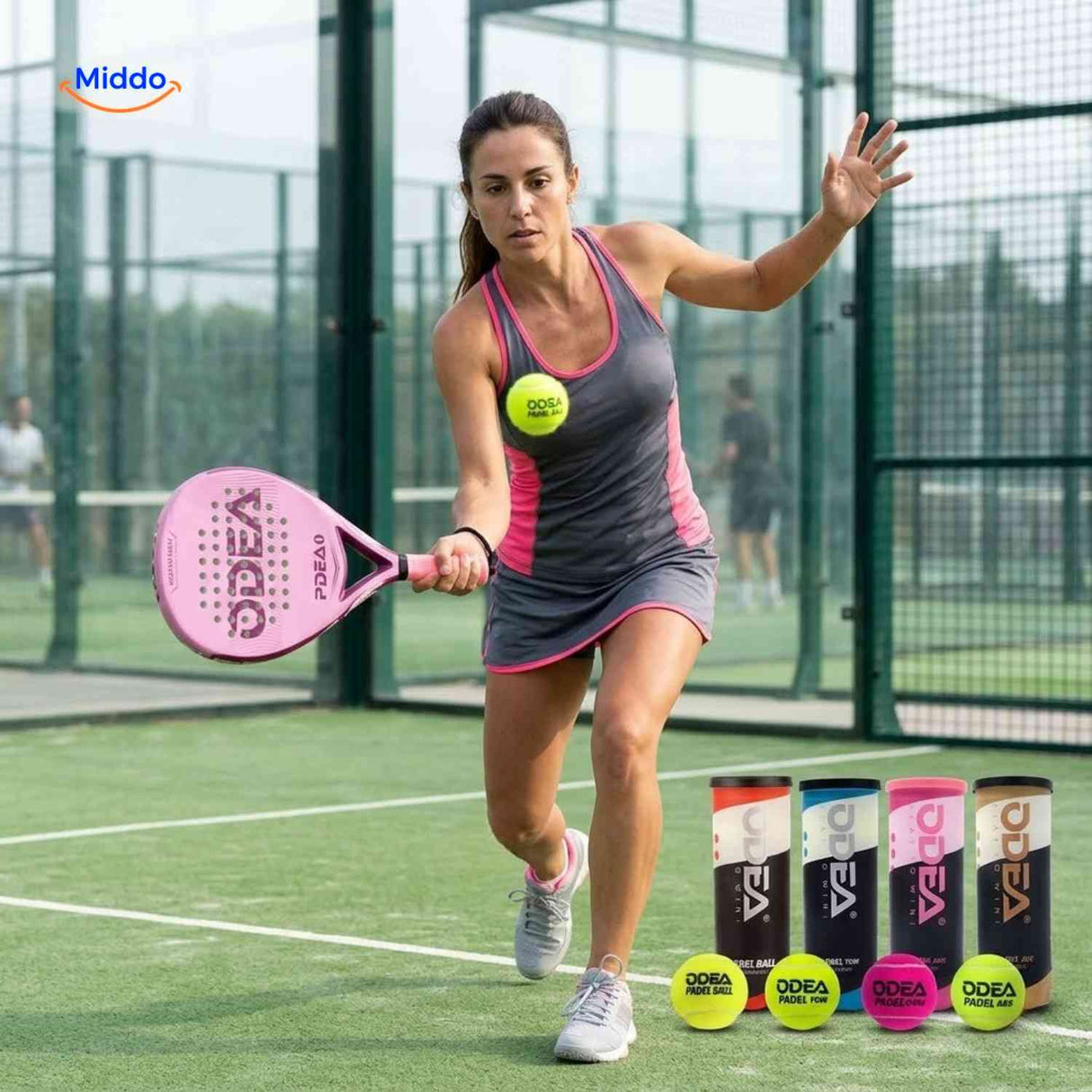 PadelPro Ballen padel speler met ballen en kokers www.middo.nl