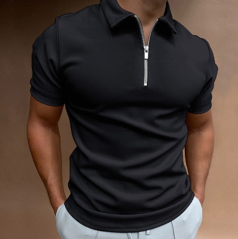 Man in zwarte polo met ritssluiting voor stijlvolle look.