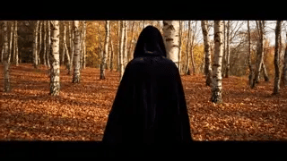 Spookora Cape zwarte mantel met capuchon in bos halloween sfeer www.middo.nl