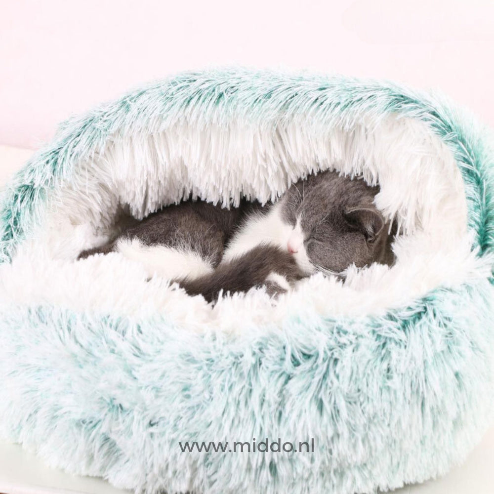 Warm groen huisdierbed SoftSnuggle met kat erin
