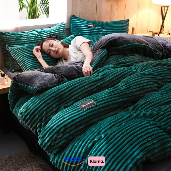 Vrouw slaapt in bed met donkergroen fleece dekbedovertrek.