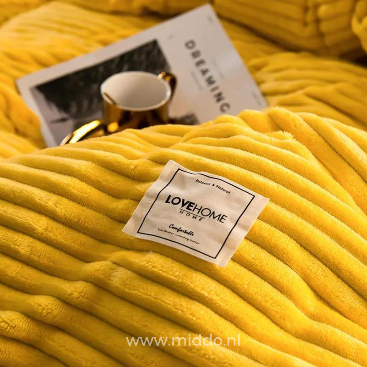 Geel fleece dekbedovertrek met LOVEHOME label en kopje.