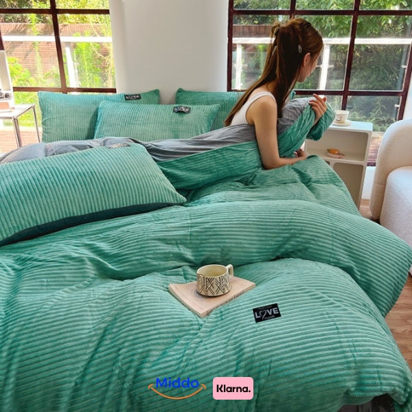 Vrouw geniet van jadegroen fleece dekbedovertrek in lichte kamer.