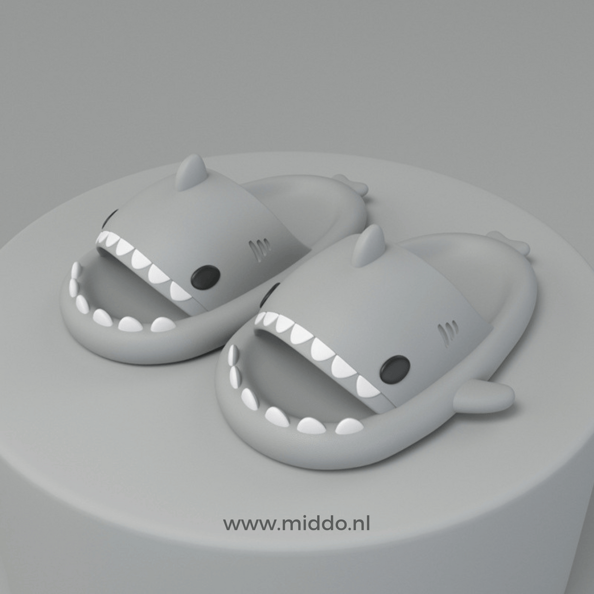 ZomerSharkies grijze slippers op grijze achtergrond - www.middo.nl