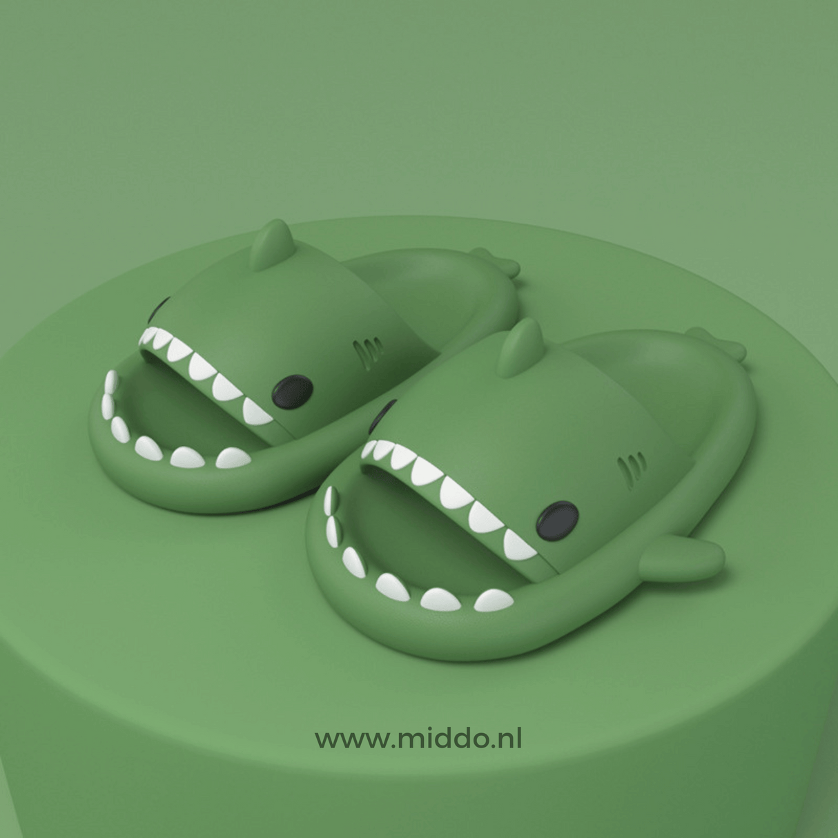 ZomerSharkies groene slippers op groene achtergrond - www.middo.nl