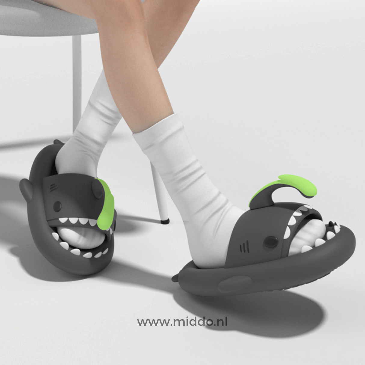 ZomerSharkies luchtige slippers zwart met groen detail - www.middo.nl