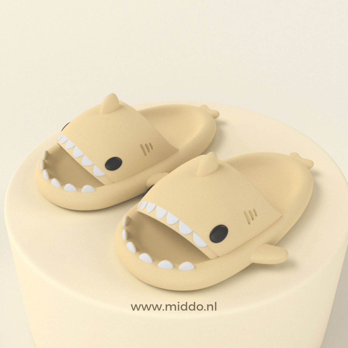 ZomerSharkies lichtgele slippers op lichtgele achtergrond - www.middo.nl