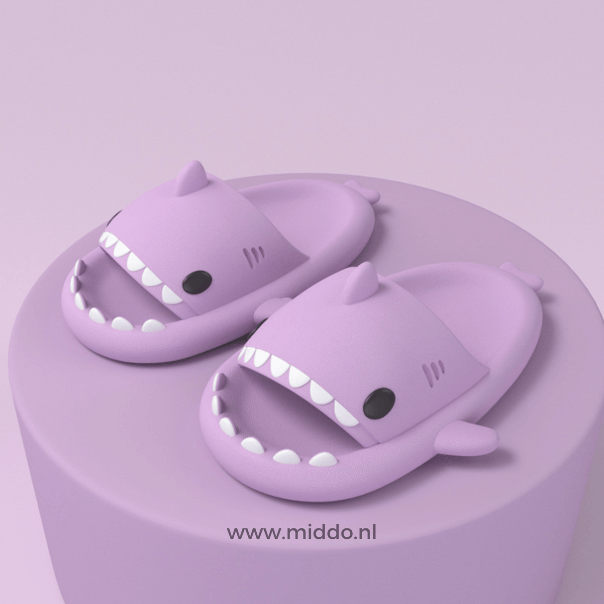 ZomerSharkies paarse slippers op paarse achtergrond - www.middo.nl