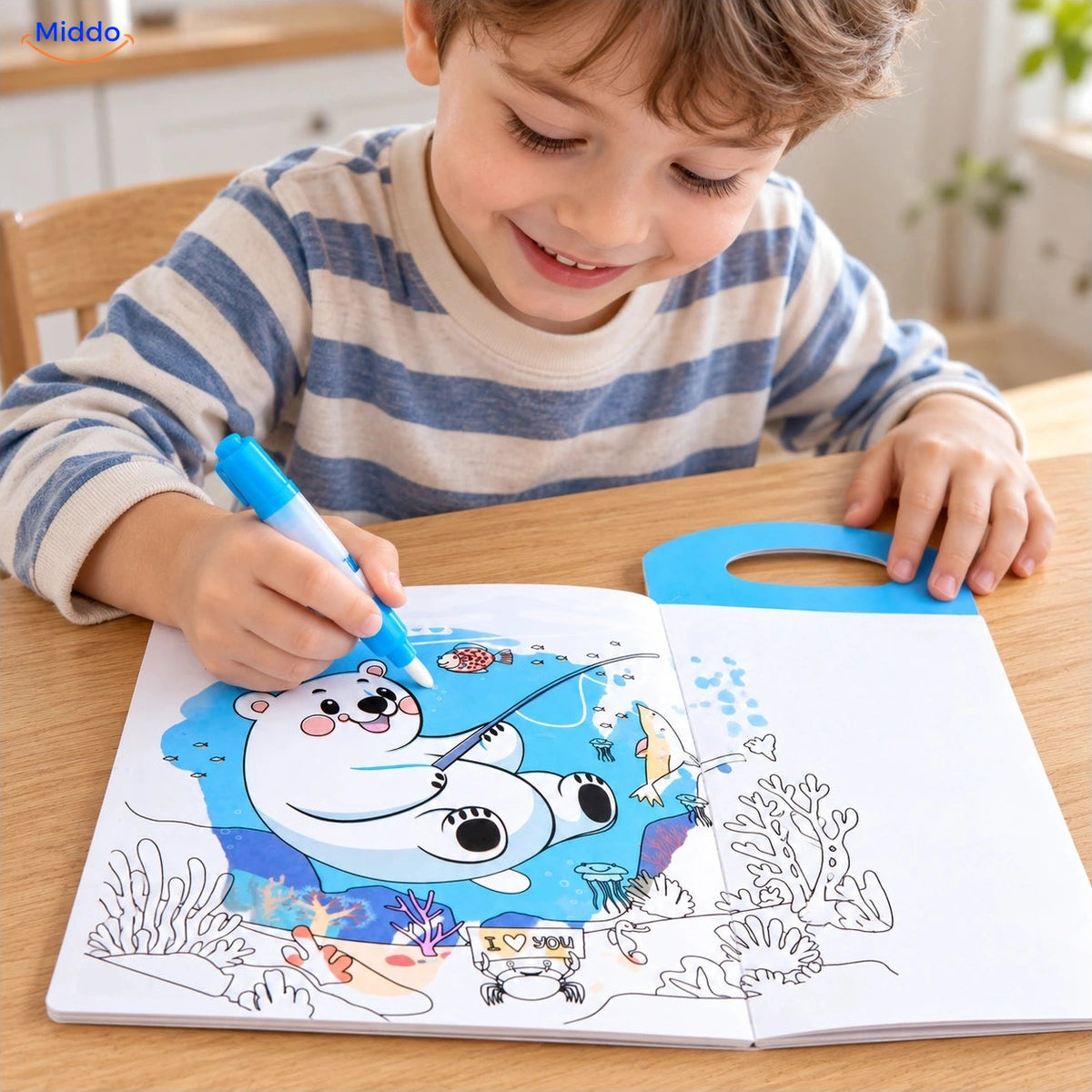 Kind kleurt met de waterpen in het blauwe AquaDraw waterkleurboek