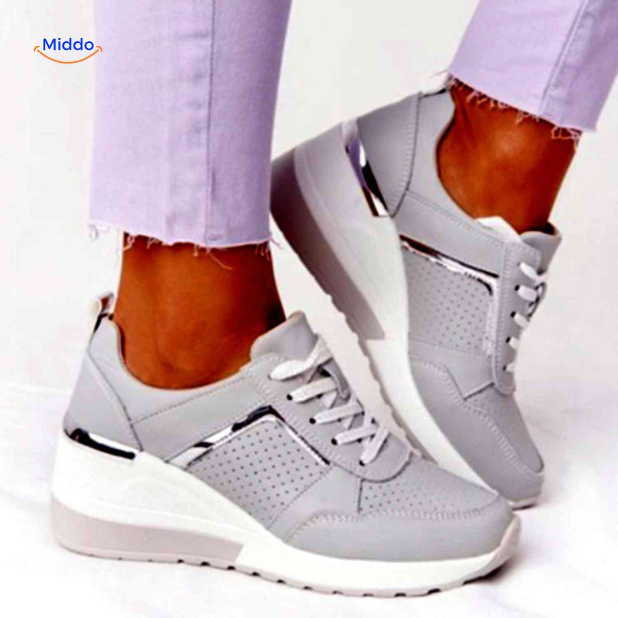 beige sneakers achterkant detail met gouden hakaccent en platformzool www.middo.nl