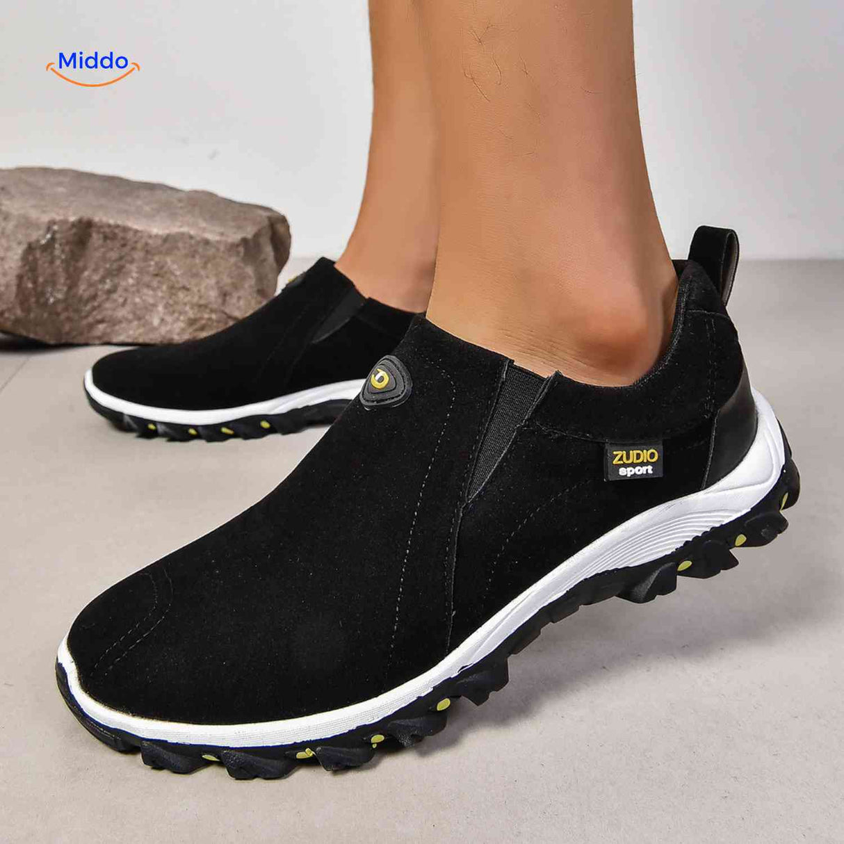bruine stridex instapschoenen heren gedragen met zwarte broek lifestyle beeld www.middo.nl
