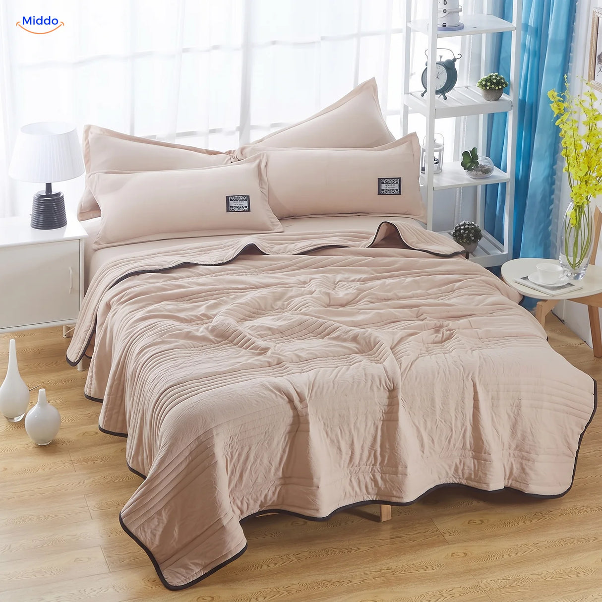 Coolwave koeldeken in de kleur beige op een opgemaakt bed