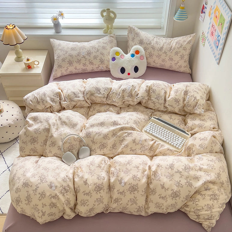 CottonNest beddengoed met beige bloemenweide, dekbedovertrek en bijpassende kussenslopen