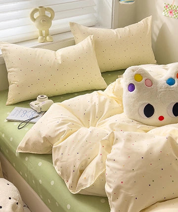 CottonNest crème beddengoed met confettistippen in een lichte slaapkamer