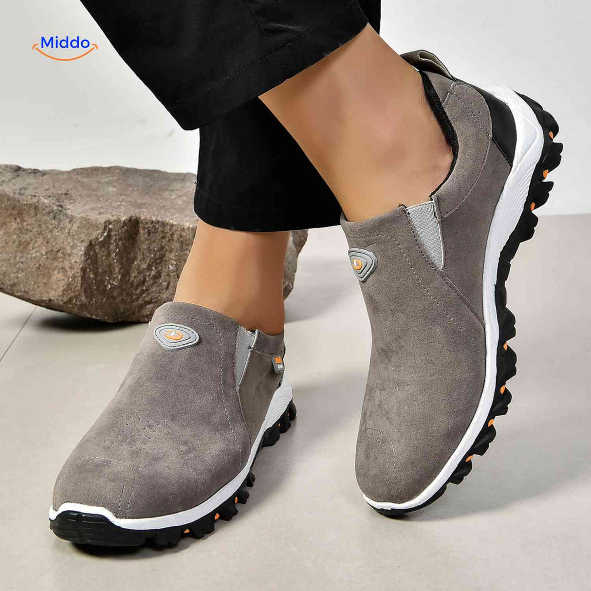 detail van grijze stridex slip on schoen zool en profiel outdoor grip www.middo.nl