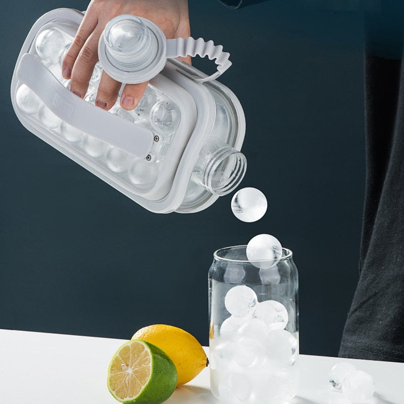 FrostyBalls-ijshouder inschenken in glas met ijsballen