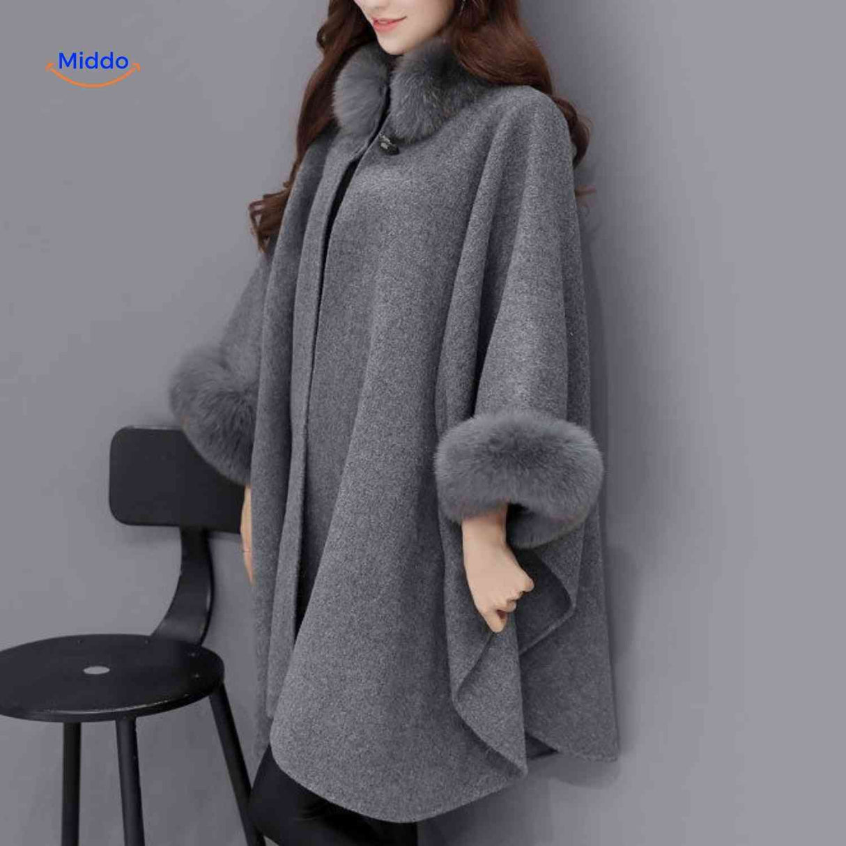 furina capejas grijze wollen poncho met bont www.middo.nl