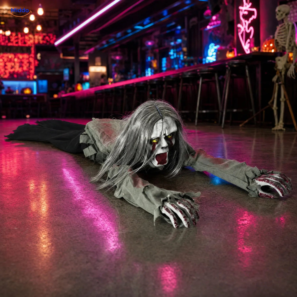 GhostEcho™ kruipende halloweengeest in een feestelijke setting