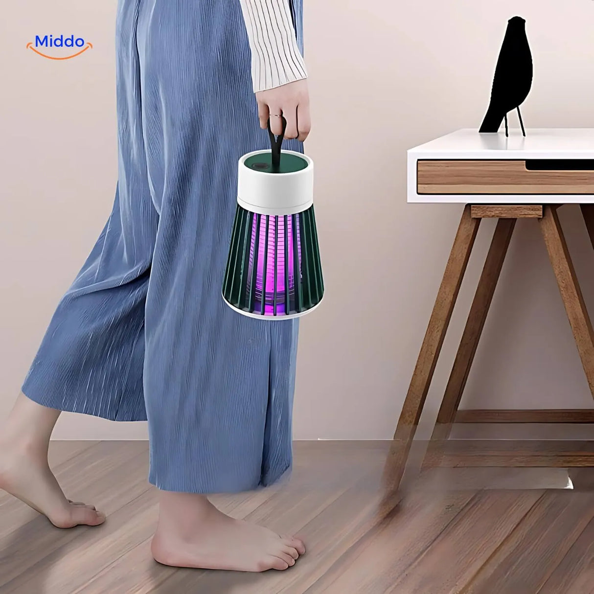 InstaZap™ USB Mosquito Draagbare Lamp in Een Vrouwenhand