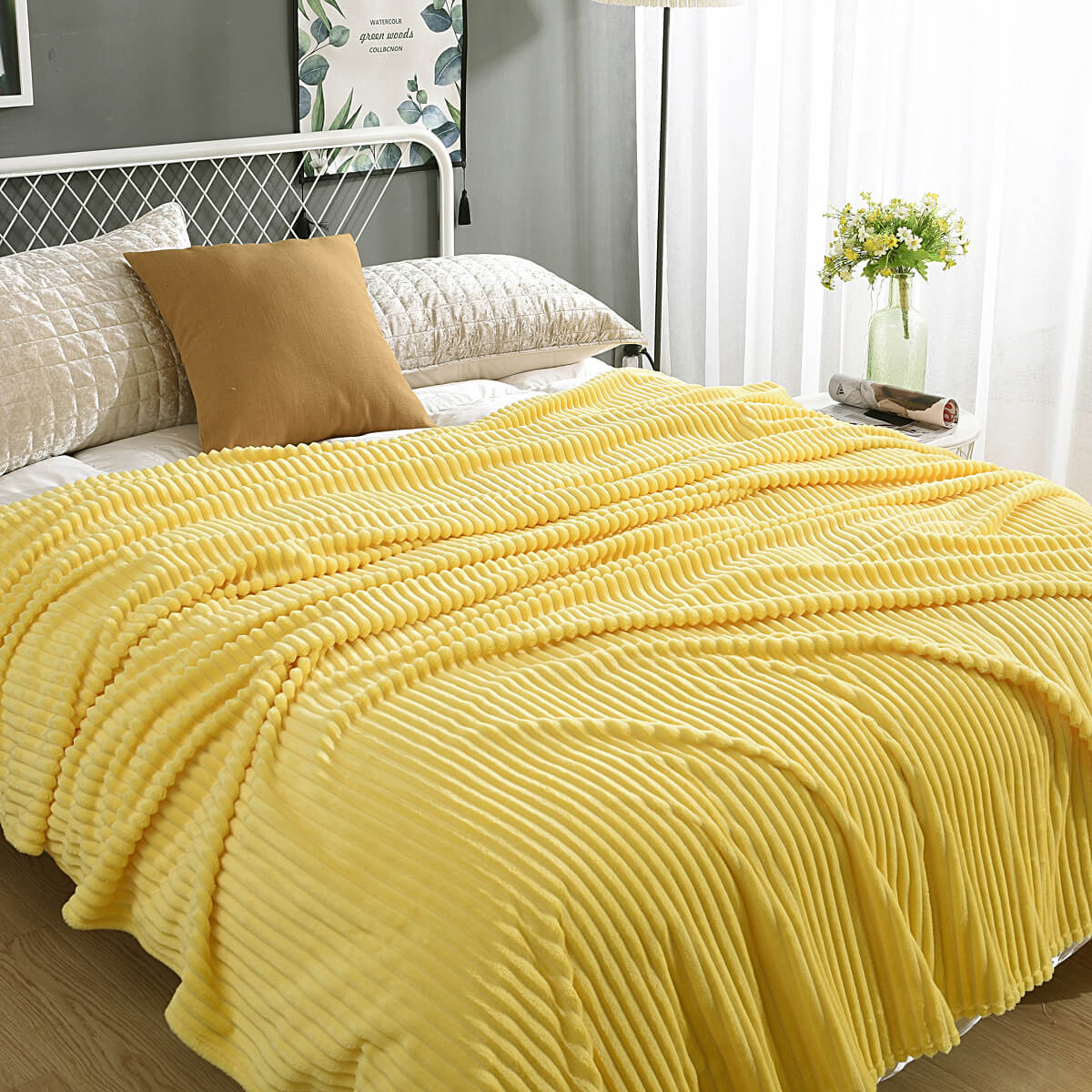 Geel fluwelen fleece kleed op een bed met witte en bruine kussens