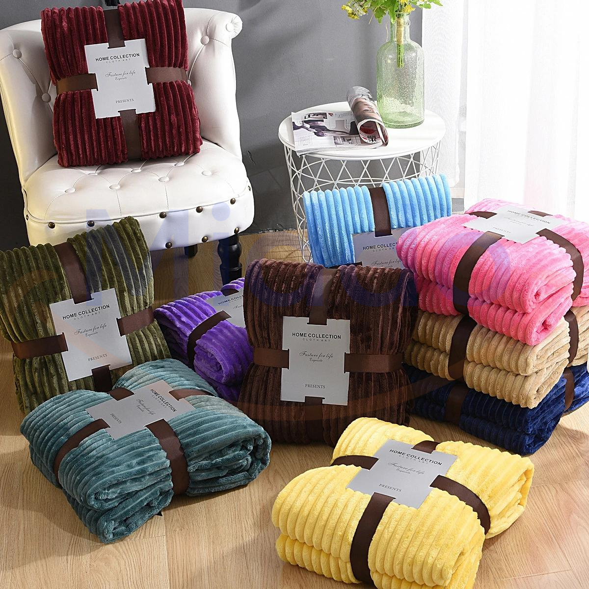 Verschillende kleuren fluwelen fleece kleden op een stoel en tafel