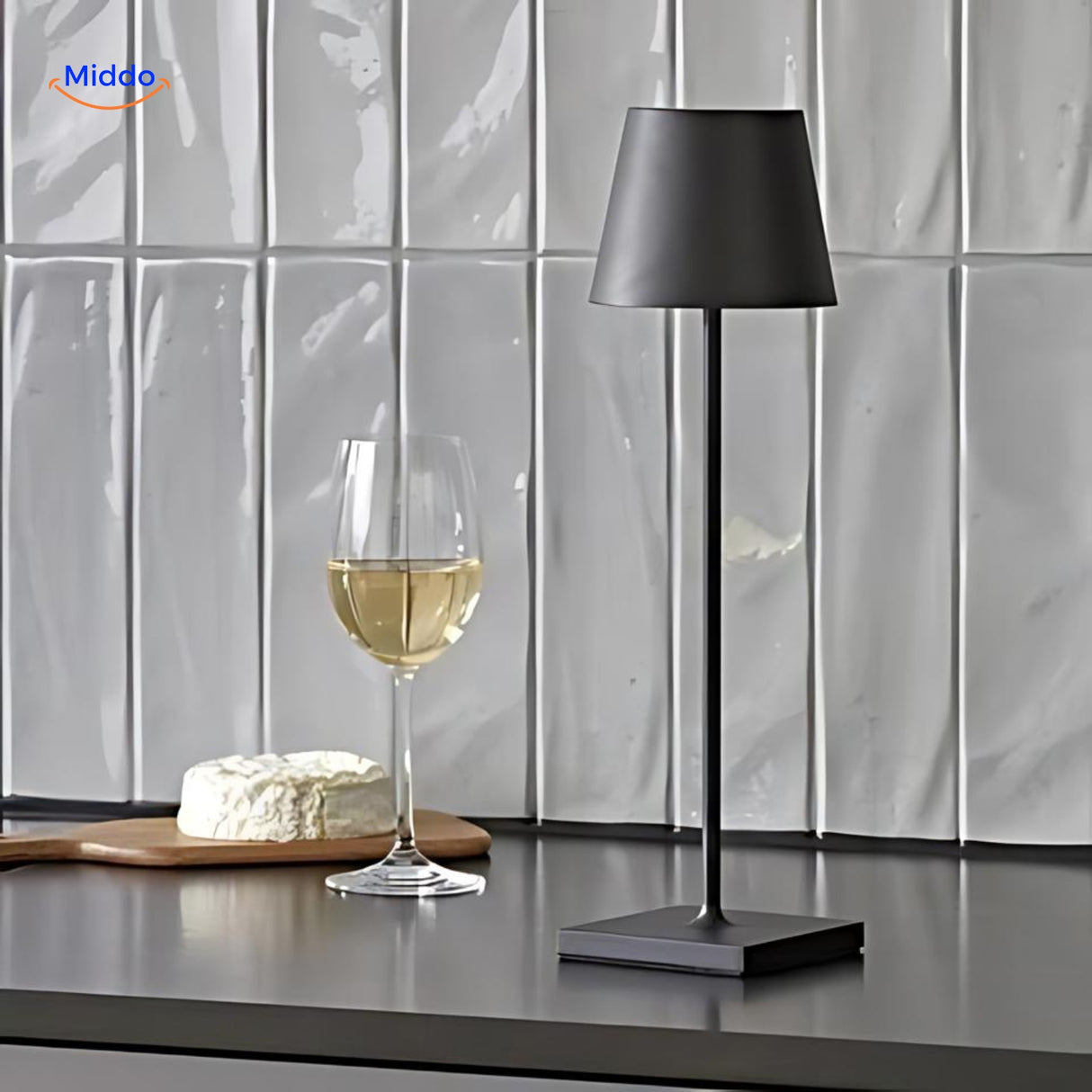 Lumiset™ Zwarte Lamp Op Een Tafel