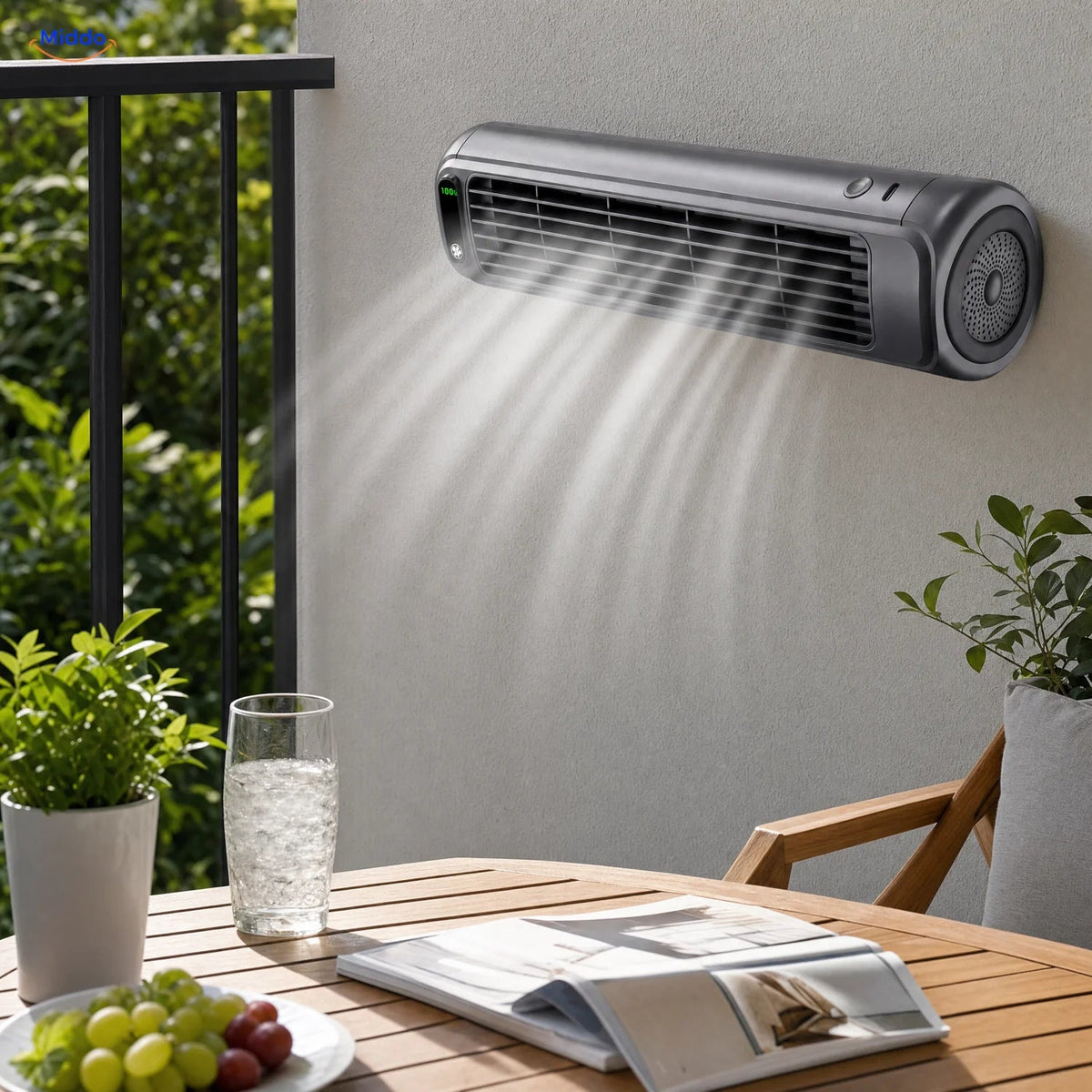 BreezeFlex oplaadbare wandventilator: grijs model boven een eettafel bij het raam.
