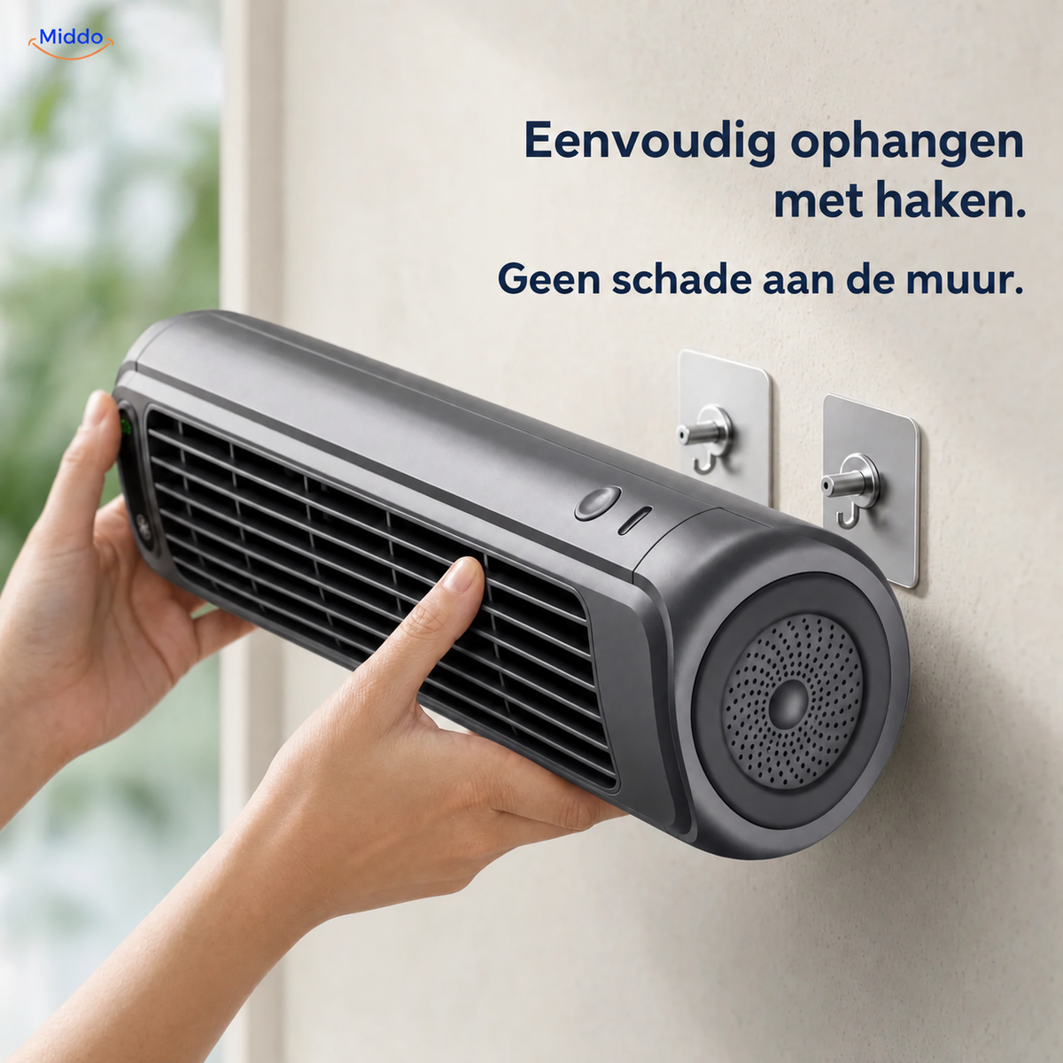 BreezeFlex oplaadbare wandventilator: handen hangen het grijze model aan twee muurhaken.