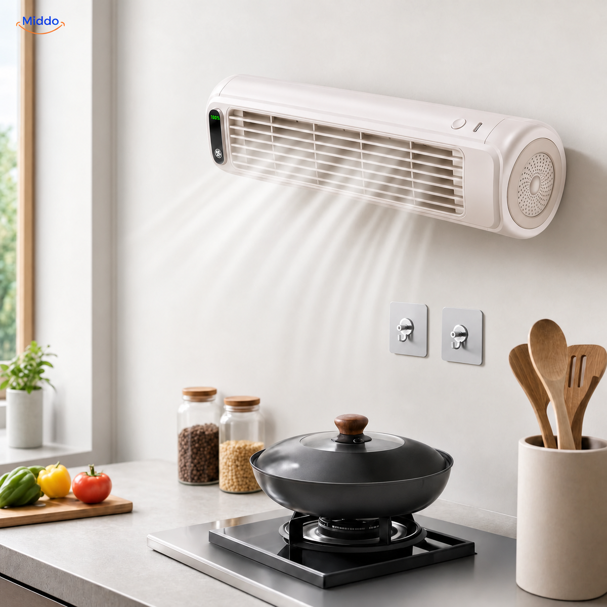 BreezeFlex oplaadbare wandventilator: wit model met twee haken boven een keukenblad.