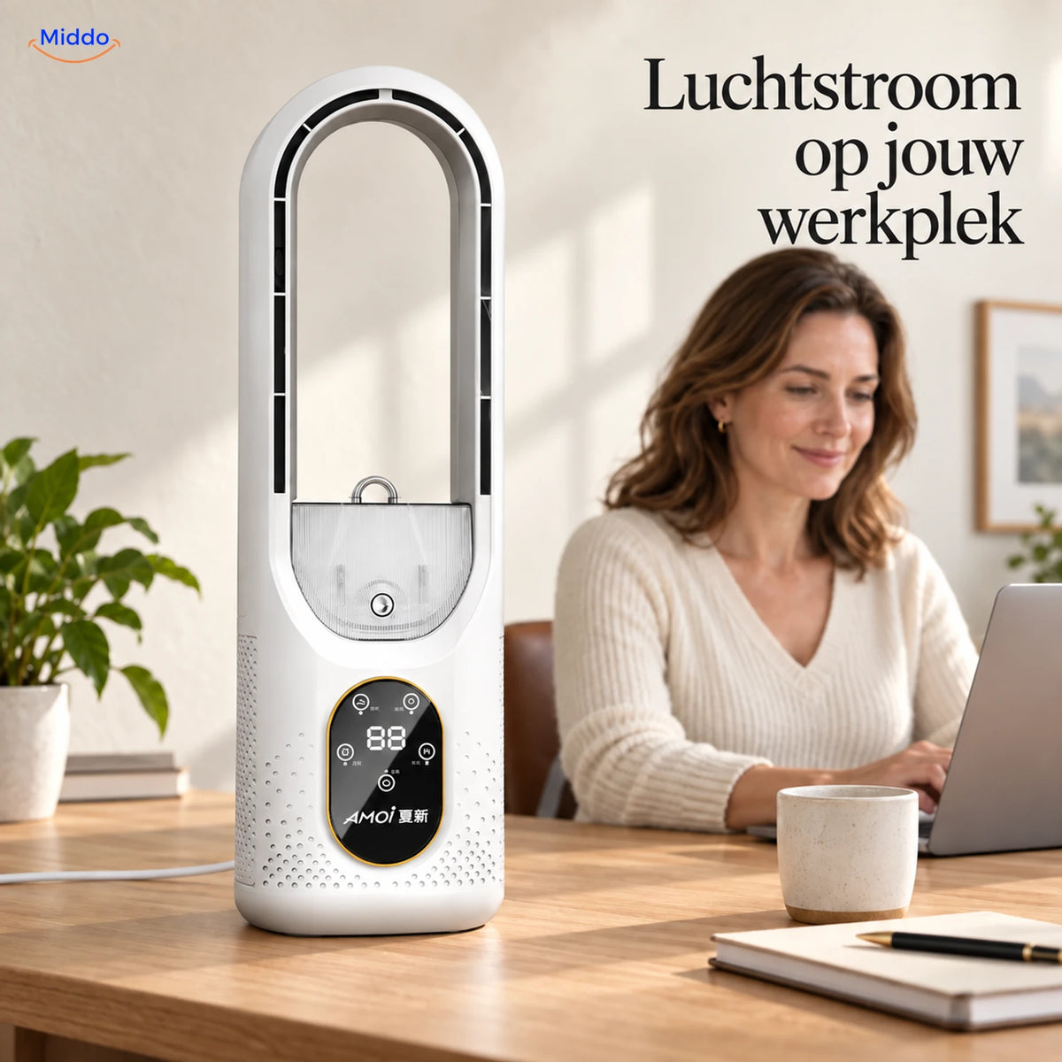 BreezeLite USB-bureauventilator: wit model naast een vrouw aan haar bureau.