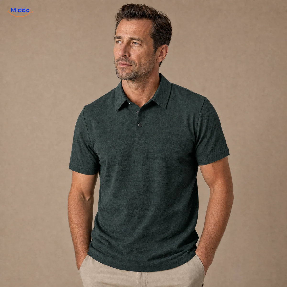 BreezeWear herenpolo met korte mouwen: donkergroen model gedragen door een man.