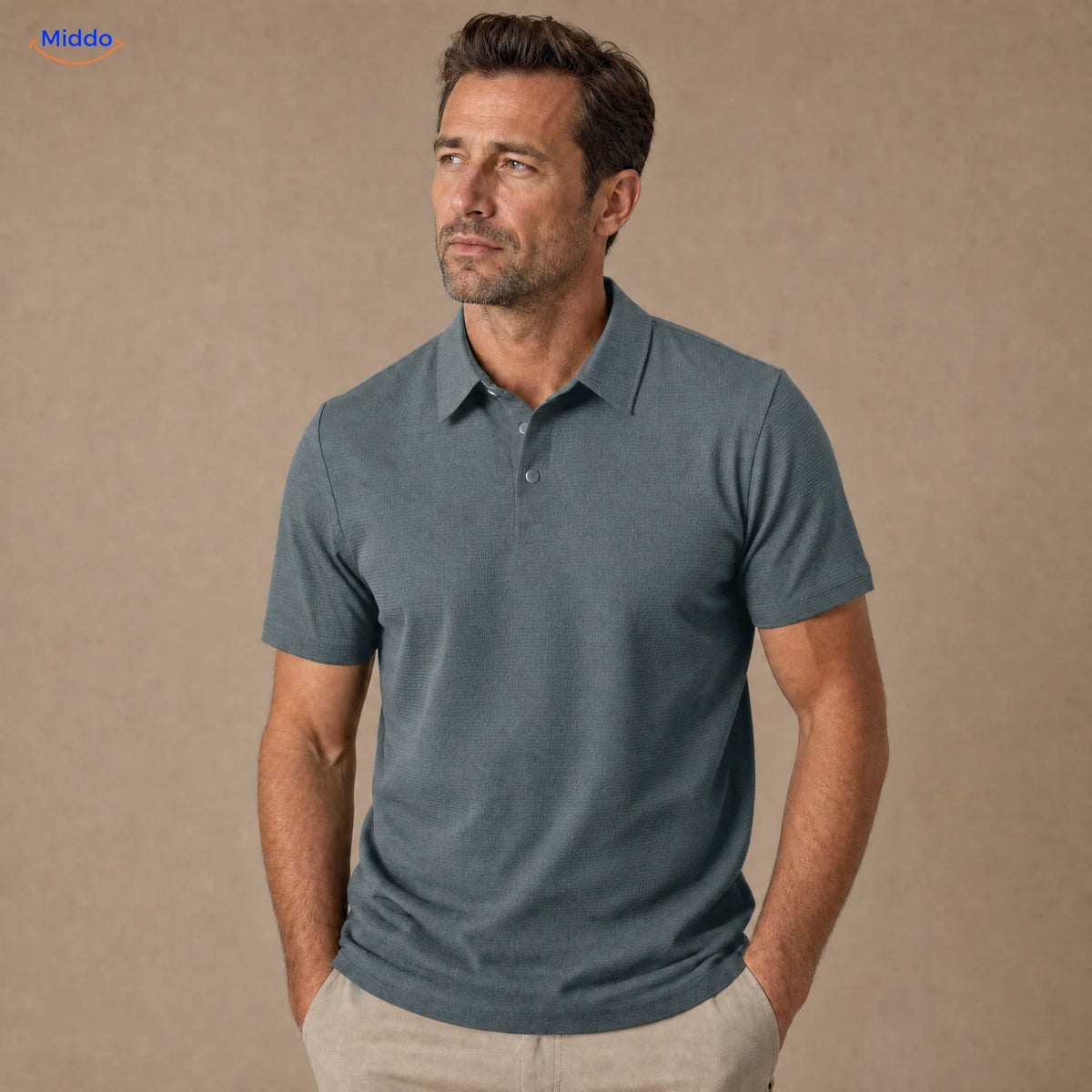 BreezeWear herenpolo met korte mouwen: grijsblauw model gedragen door een man.