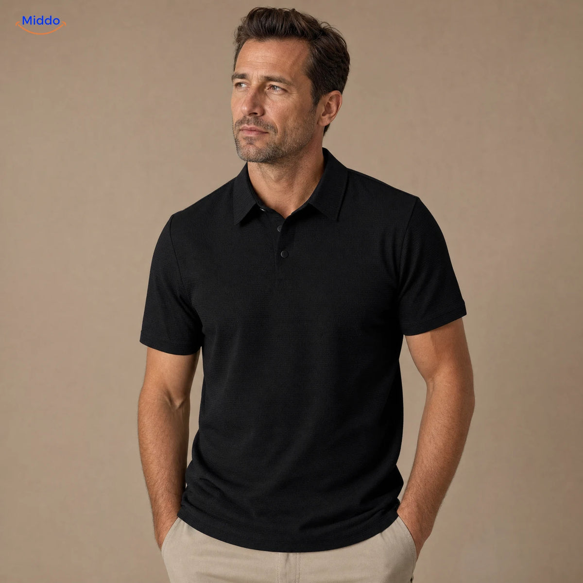 BreezeWear herenpolo met korte mouwen: zwart model gedragen door een man.