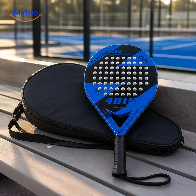 CourtMatch padelracket: blauw racket met hoes op een bankje.