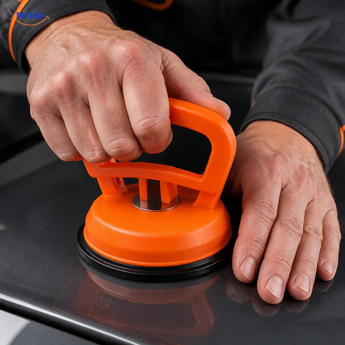 DentGrip vergrendelbare zuignap: hand drukt de zuignap vlak op een oppervlak.