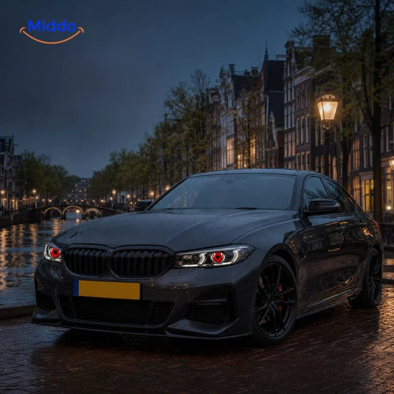 NightStare LED-ogendecoratie voor koplampen: auto met verlichte ogen geparkeerd aan een gracht.