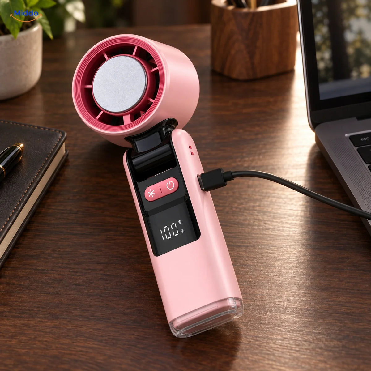 Palmora opvouwbare handventilator: roze model op een bureau bij een laptop.