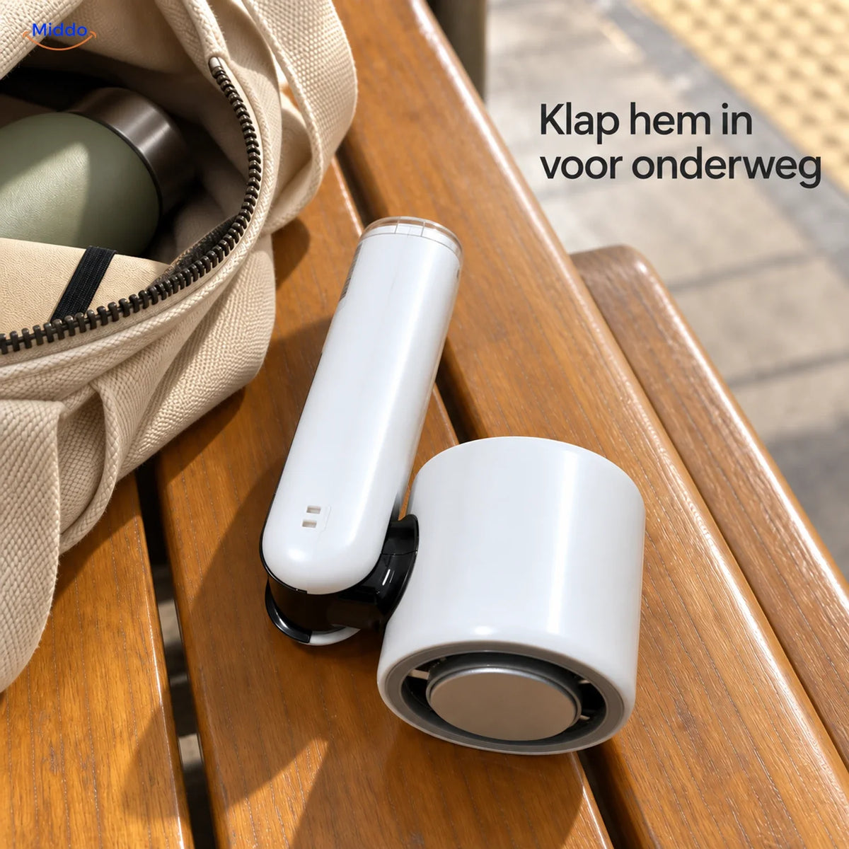 Palmora opvouwbare handventilator: wit model ingeklapt naast een reistas.