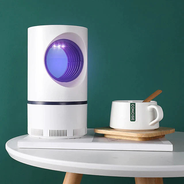 ZzzapAway muggenval op een tafel naast een koffiekopje.