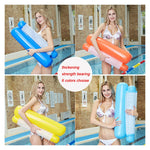 Vrouw met opblaasbare water hangmat in verschillende kleuren